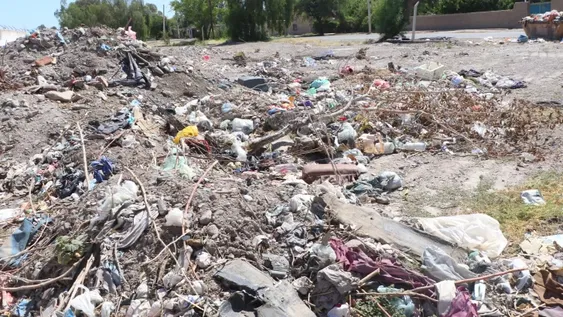 NAUSEABUNDO. Es insoportable el mal olor que genera la basura acumulada en Villa Hipódromo.