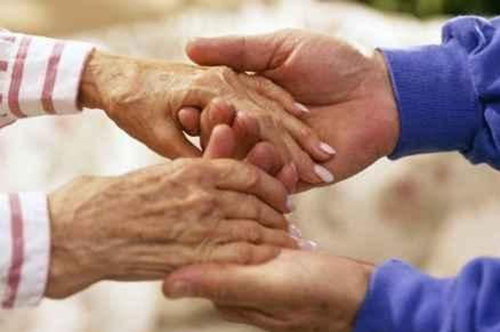 El cuidado de nuestros mayores merece una consideración especial y un gesto de humanidad absoluto.