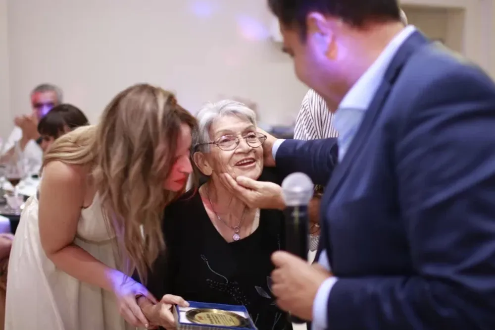 La familia de ‘SMI Voy a estar’ celebró sus 20 años de trayectoria con una cena show en Costa Galana