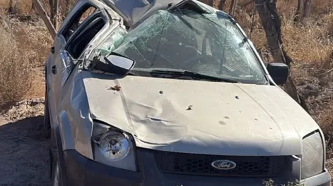 Perdió el control del auto, volcó y terminó en una finca