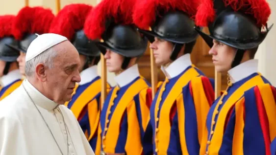 Ya son 11 los guardias suizos con Covid-19 y el Vaticano extrema precauciones