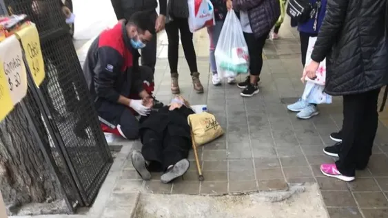 Una mujer de 77 años se cayó en una vereda rota y sufrió un golpe en la cabeza
