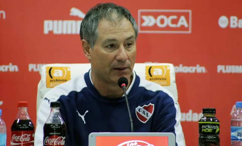 La barrabrava de Independiente apretó a Holan