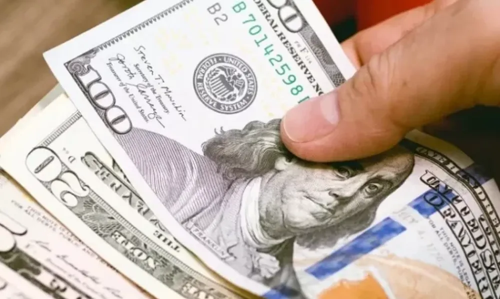 Luego de la suba del lunes, el dólar blue cayó catorce pesos