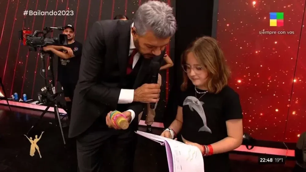 La hija de Dani “la Chepi” visitó el Bailando y le vendió pulseritas a Tinelli