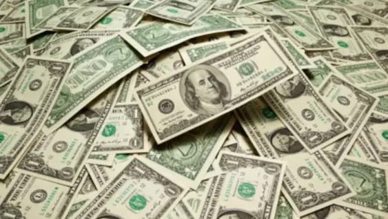 Por altas tasas, el dólar se hundió en el mes 27 centavos a $17,68