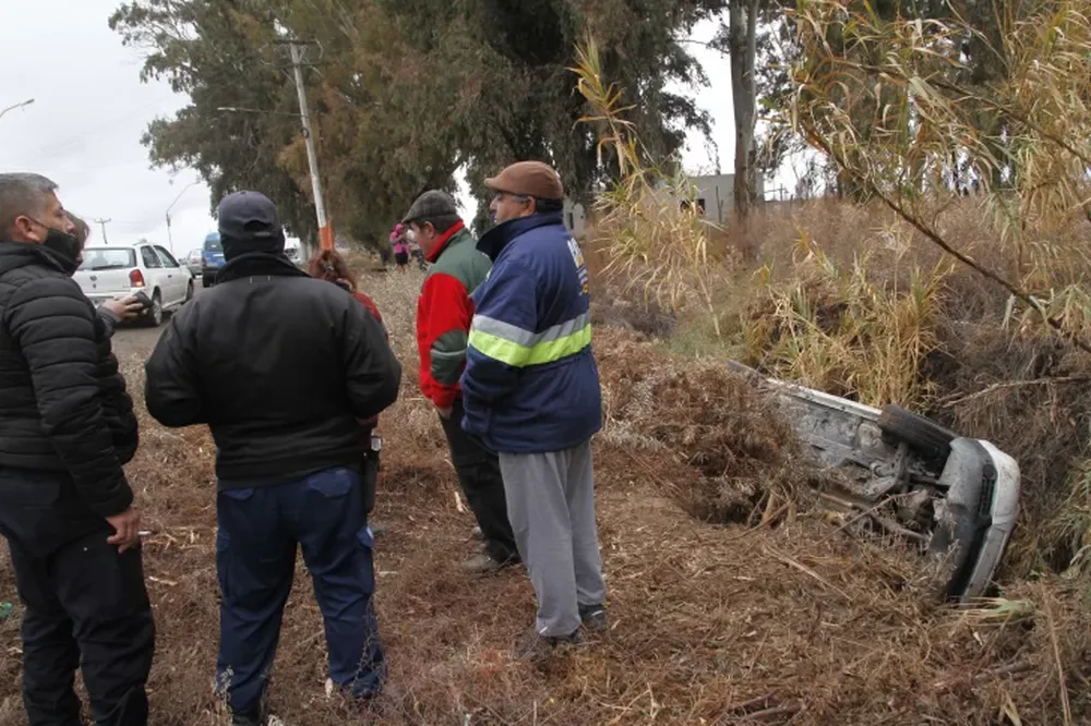 Un hombre perdió el control de su vehículo y volcó en un zanjón