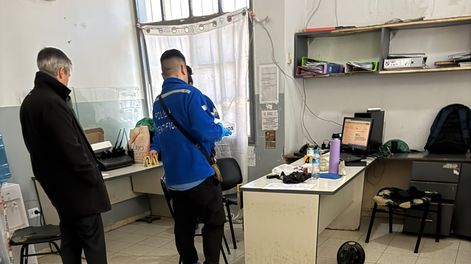 Interior de la Comisaría 34°: el fiscal Roberto Ginsberg y personal de Criminalística en plena investigación del hecho.&nbsp;