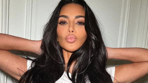 Kim Kardashian, en microbikini bajo la ducha