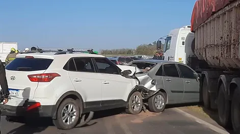 Dos muertos y un choque en cadena de 30 autos por tormentas de viento
