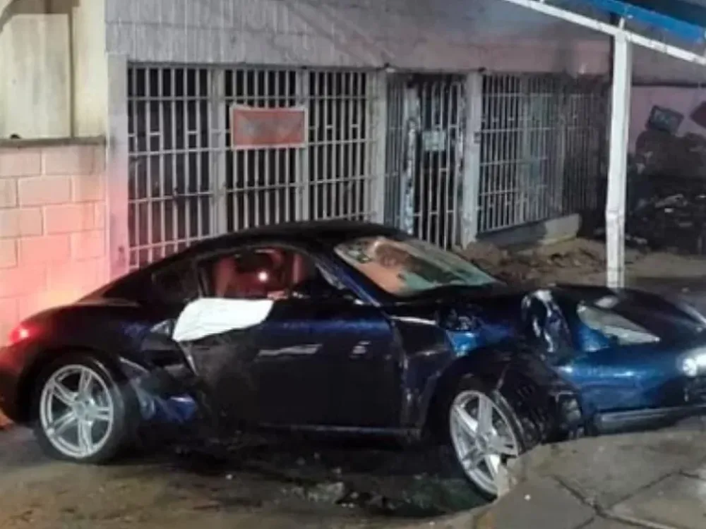 ¡Ouch! Salió en el Porsche que un cliente había dejado en el taller donde trabaja y lo chocó