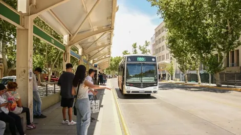 Durante el verano, las empresas modifican los horarios teniendo en cuenta el menor flujo de pasajeros, que repercute en la rutina de los choferes, dicen de UTA.