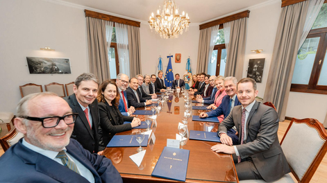 El encuentro de política internacional en San Juan reunió a embajadores europeos para fortalecer vínculos y cooperación.