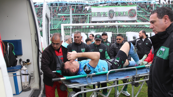 El arquero Facundo Masuero cuando era trasladado por la ambulancia.