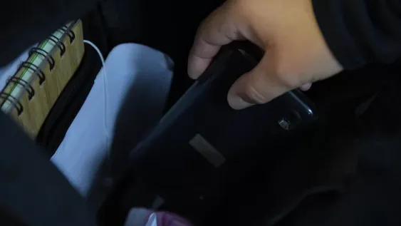 Conoció a un hombre, fue a su casa a beber y aprovechó que se durmió para robarle el celular