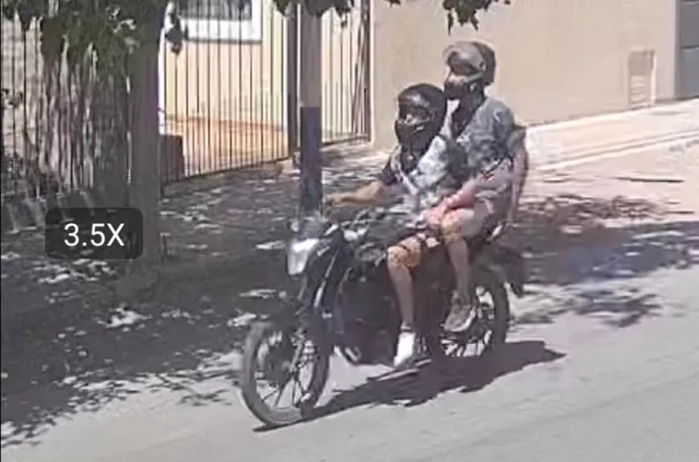 [VIDEO] Motochorros asaltaron a una mujer a punta de pistola y le robaron el celular en Pocito