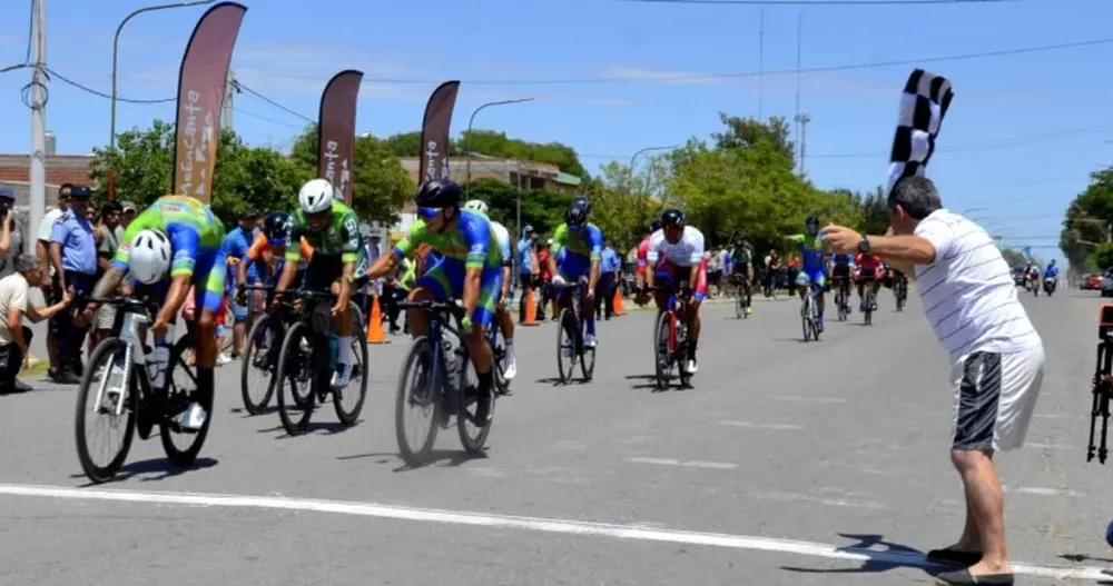 DARÍO ÁLVAREZ ganó la primera etapa de una carrera que cambió por la tarde con la victoria de Ángel Oropel que lidera luego de dos parciales. (Foto, gentileza de Víctor Lucero y Fredy Riquelme)
