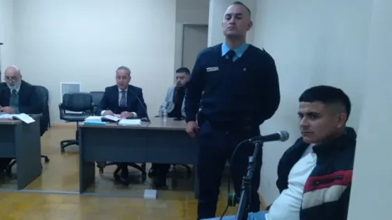 RAÚL CARPIO (derecha) hurtó plata y compró la moto que quieren dar a la víctima.