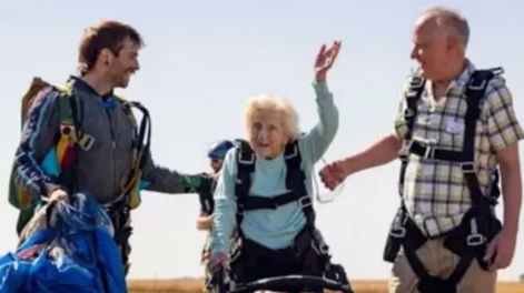 Tiene 104 años y se convirtió en la mujer más longeva en lanzarse en paracaídas