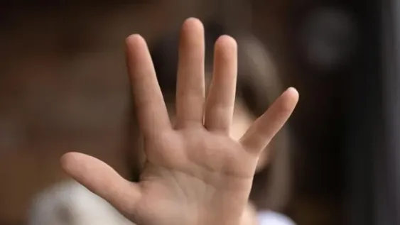 insolita pena para un kiosquero que abuso de su hija pero no ira preso