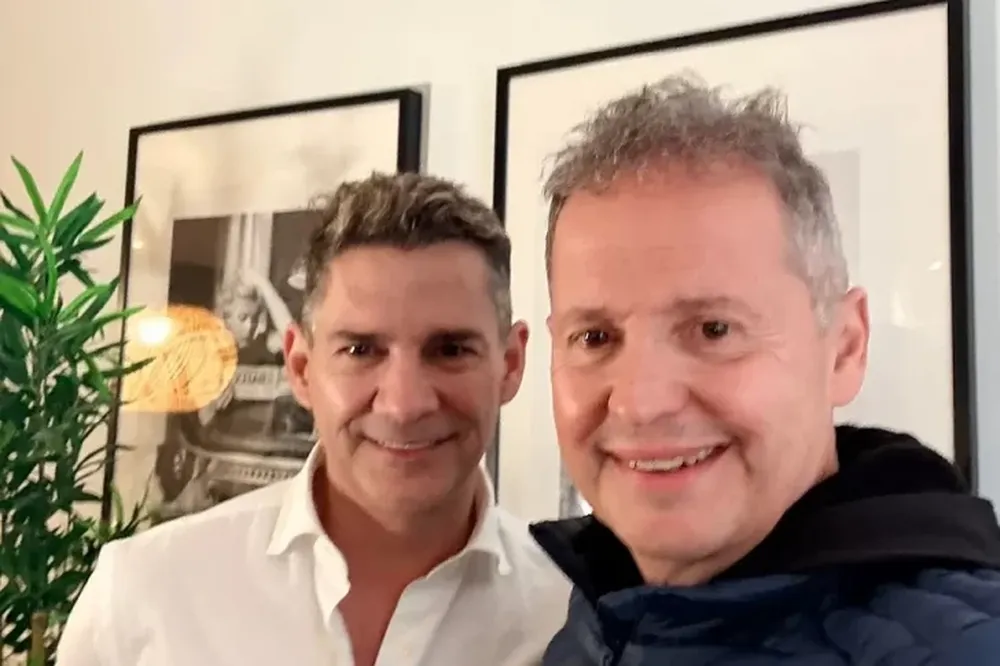 Carlos Fernández (derecha), en España.