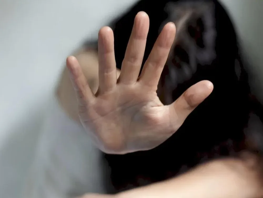 Condenan a un comerciante por besar en la boca a una adolescente