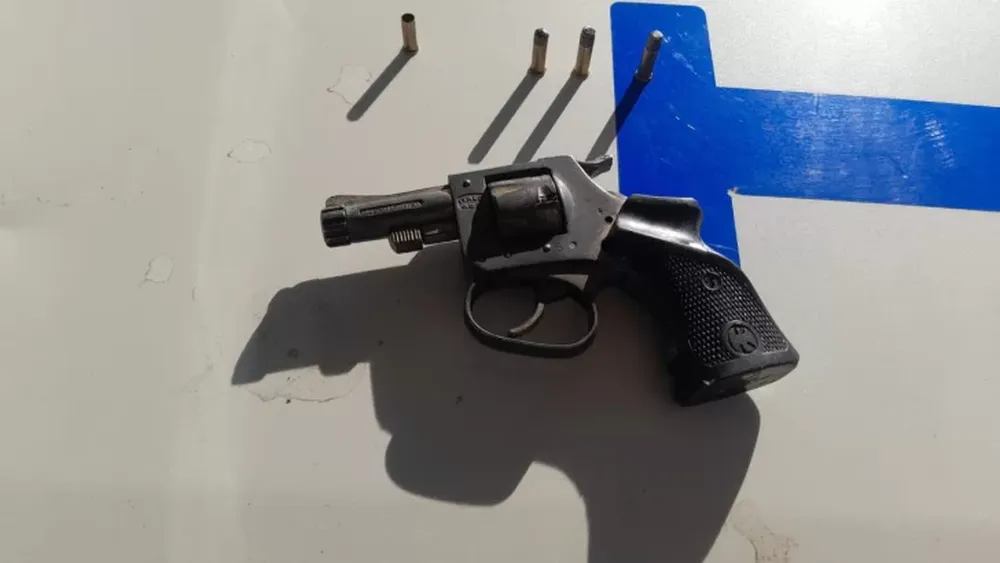 Dos detenidos, entre ellos un menor, por golpear y amenazar con un arma a una vecina