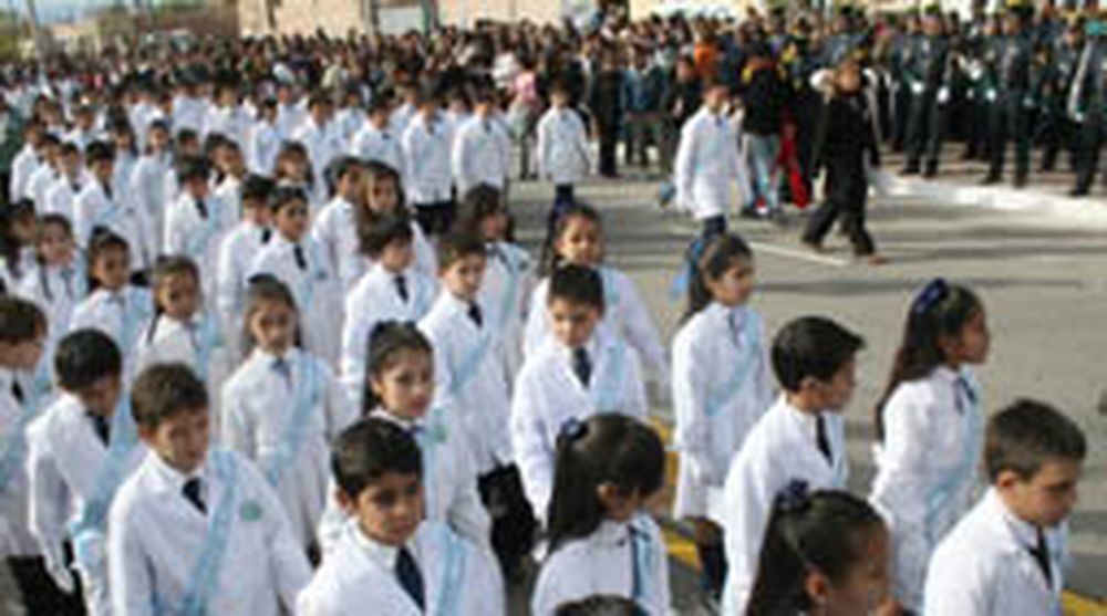 Multitudinario desfile para festejar el Día de la Bandera