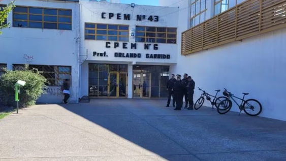un alumno de 13 anos fue baleado por un companero dentro de una escuela de neuquen