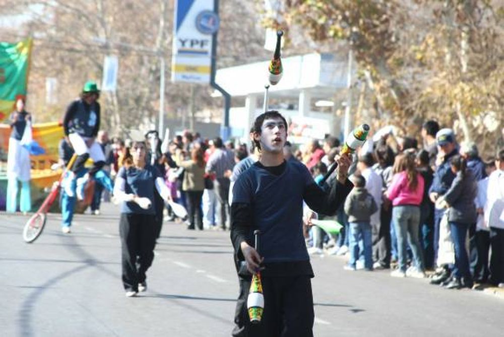 Una batucada en lugar de marcha en el desfile patrio