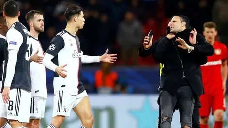 La ira de Cristiano con un hincha que invadió el campo de juego por una selfie