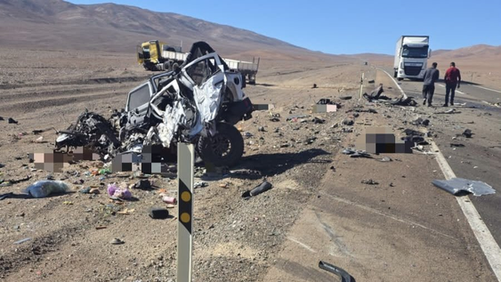 Cinco muertos en un brutal choque frontal en una ruta de Chile.
