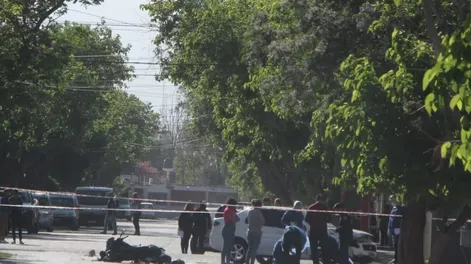 Un motociclista falleció tras chocar con un auto en Chimbas.-