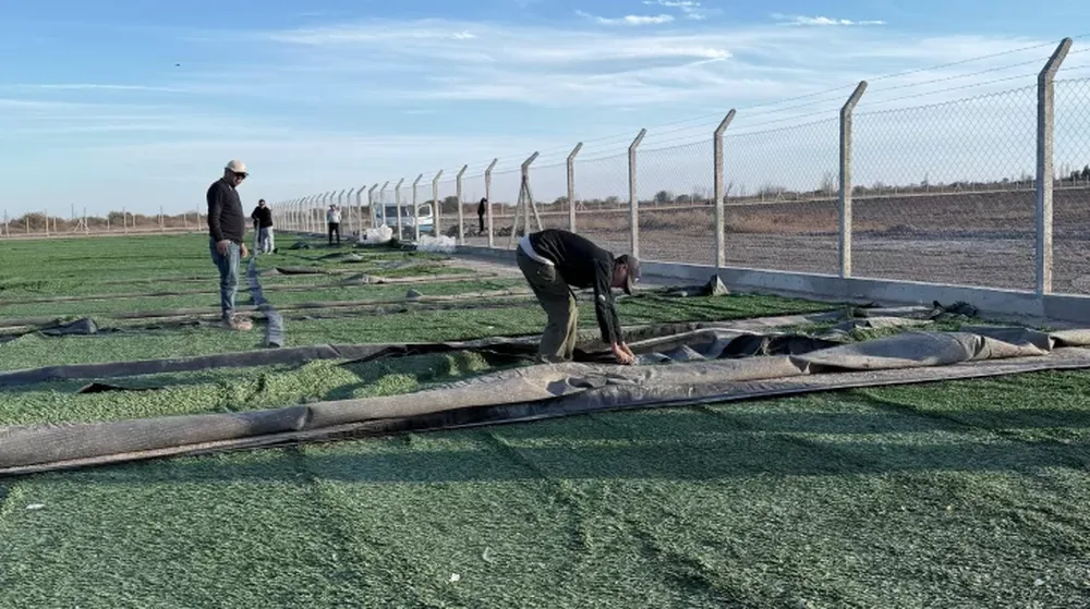 AVANCE. La cancha de fútbol 11 del primer complejo deportivo en el departamento 25 de Mayo tiene un 90% de avance de obra, con la instalación del césped sintético casi finalizada.