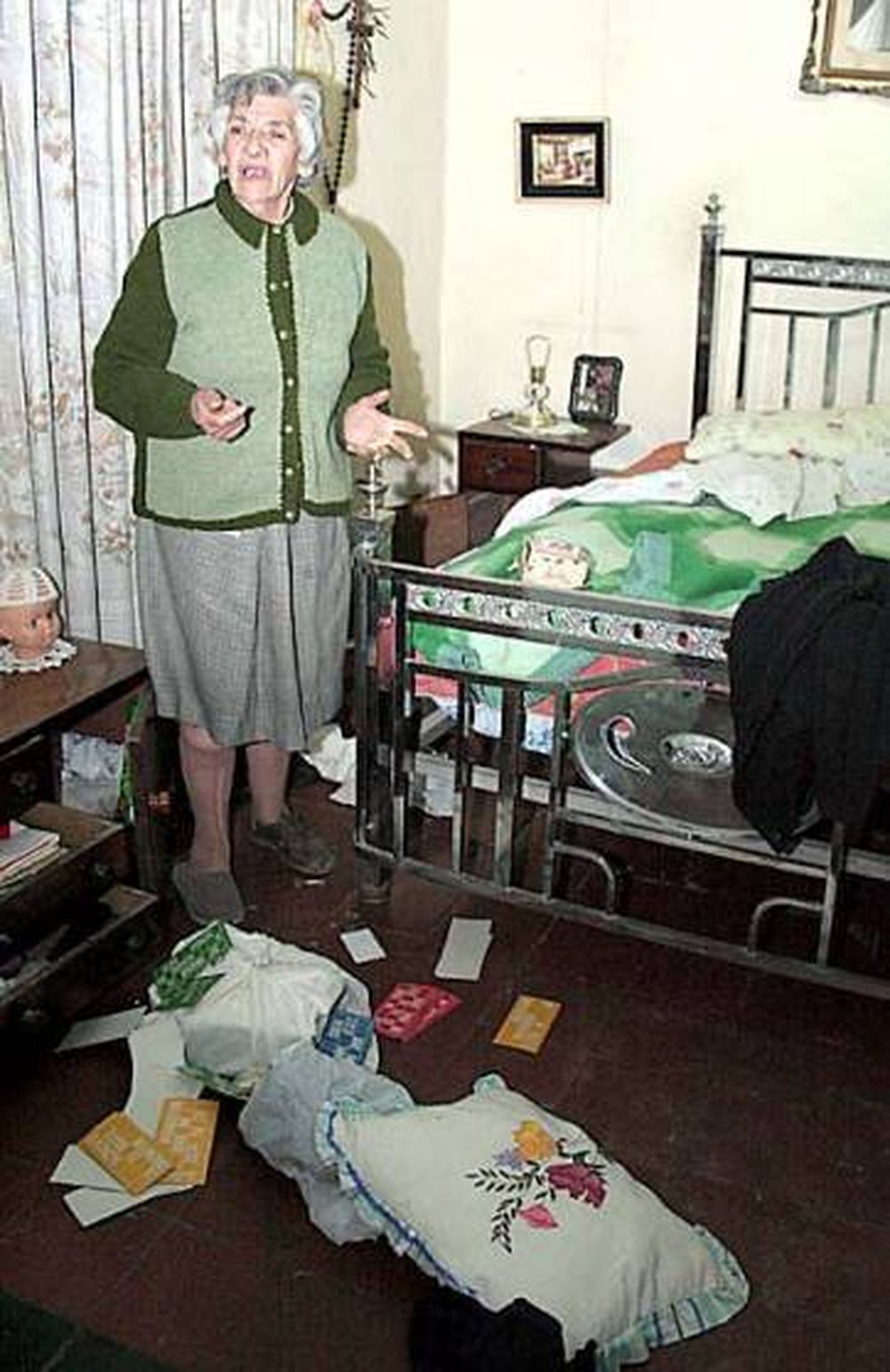 Con un arma a una anciana