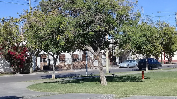 En un confuso episodio en una plaza, le desfiguraron el rostro a un chico de 16 años