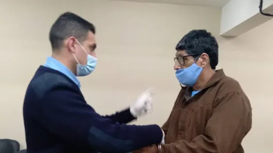 Mostró porno y fotografió desnuda a nena, su hijo también abusó de ella