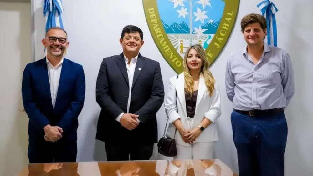 Matías Espejo con los nuevos funcionarios.-