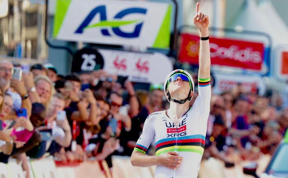 El campeón mundial llegó con un minuto de ventaja a la línea de meta de la carrera que cierra el Tríptico de las Ardenas.