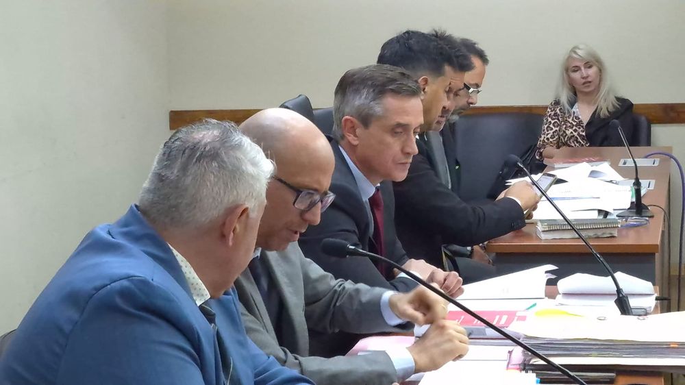 Adelante, la querella y la fiscal&iacute;a, atr&aacute;s, los integrantes de las defensas de los polic&iacute;as.&nbsp;