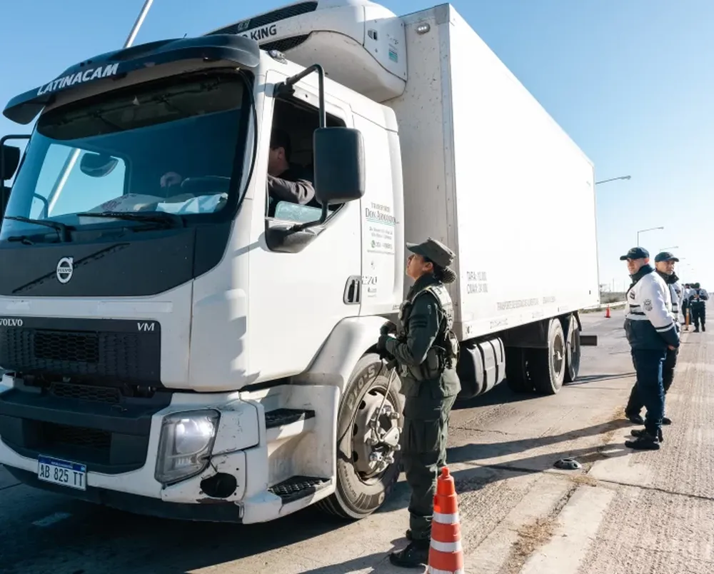 Sin distinción. Durante los operativos de controles integrales  entre San Juan, Mendoza y San Luis se inspeccionó todo tipo de vehículos desde motos a camiones.