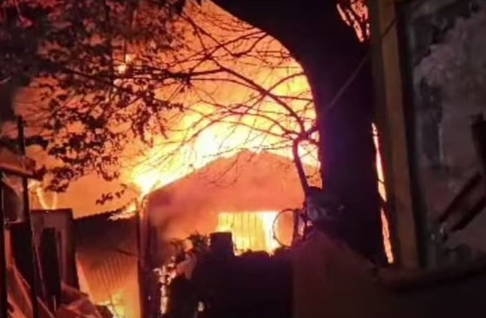 Feroz incendio en Chacarita: más de veinte evacuados y dos heridos