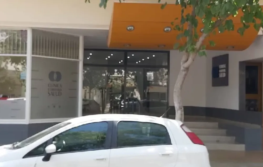 Robaron dinero y celulares de una clínica céntrica tras causar destrozos