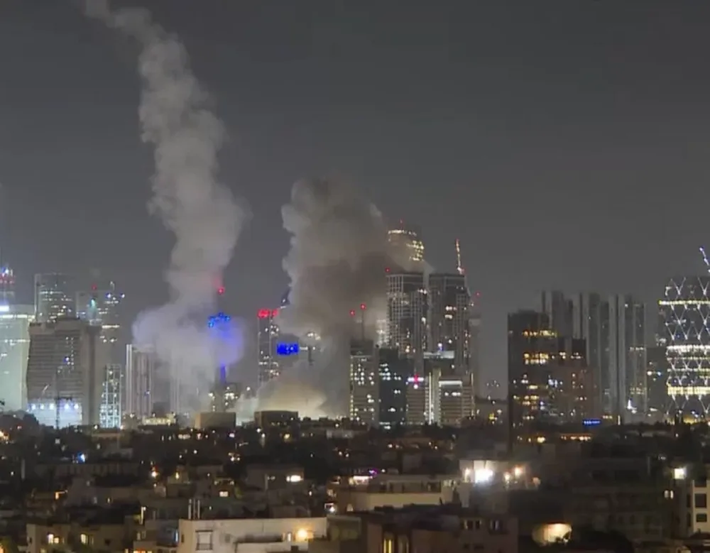 Irán respondió con misiles y drones al ataque de Israel y Tel Aviv activó su defensa aérea