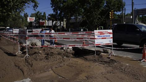 Por un caño roto, inhabilitan media calzada de calle Libertador