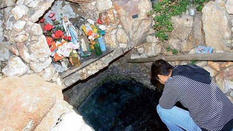 La gruta donde brotan aguas termales