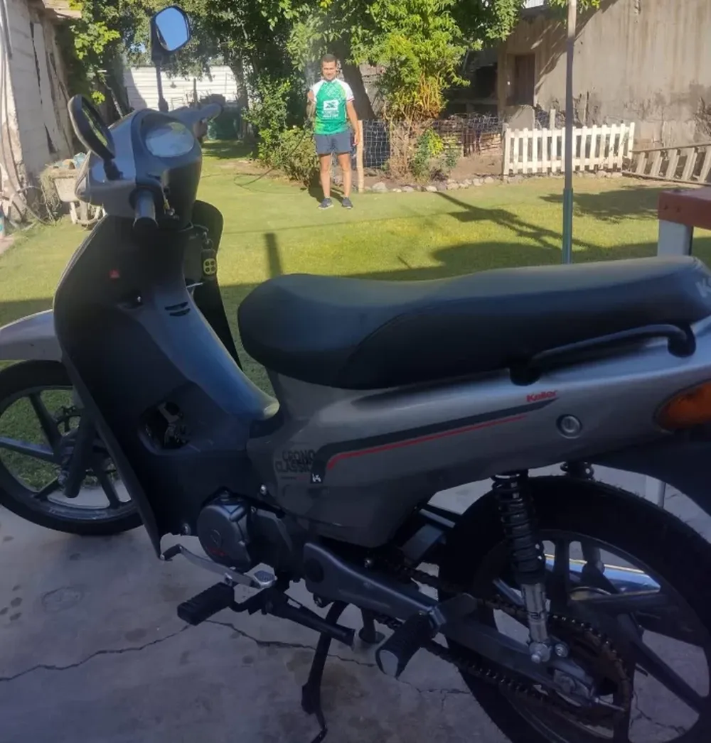 A plena luz del día, rompieron el portón eléctrico de un consorcio y le robaron la moto a un cadete
