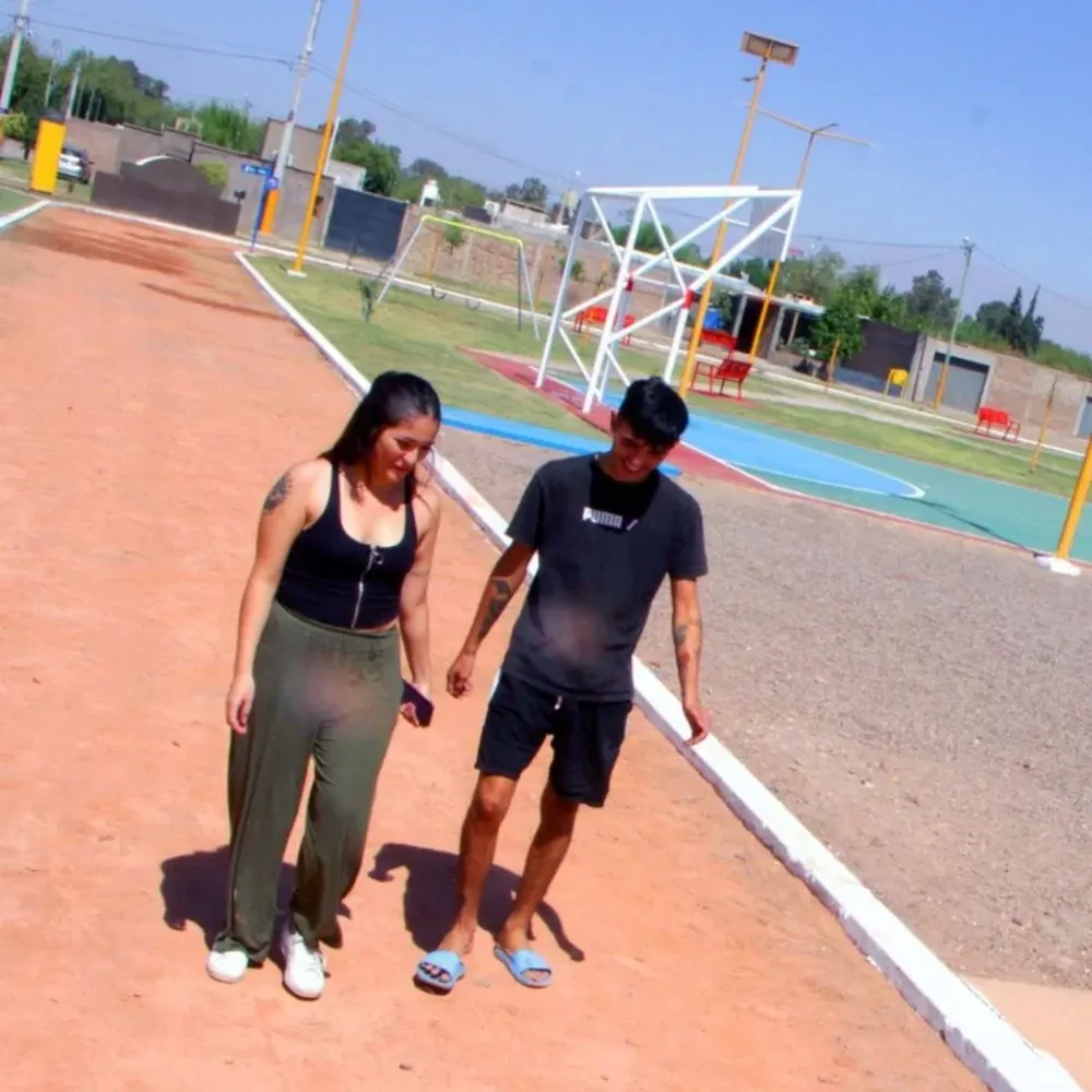 Una plaza nueva, hasta con pista de atletismo