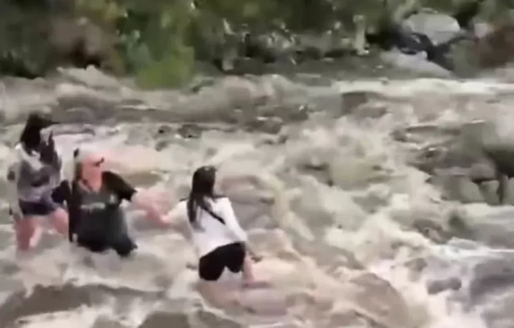 [VIDEO] Un ministro de Turismo rescató a un grupo de turistas atrapadas en un arroyo
