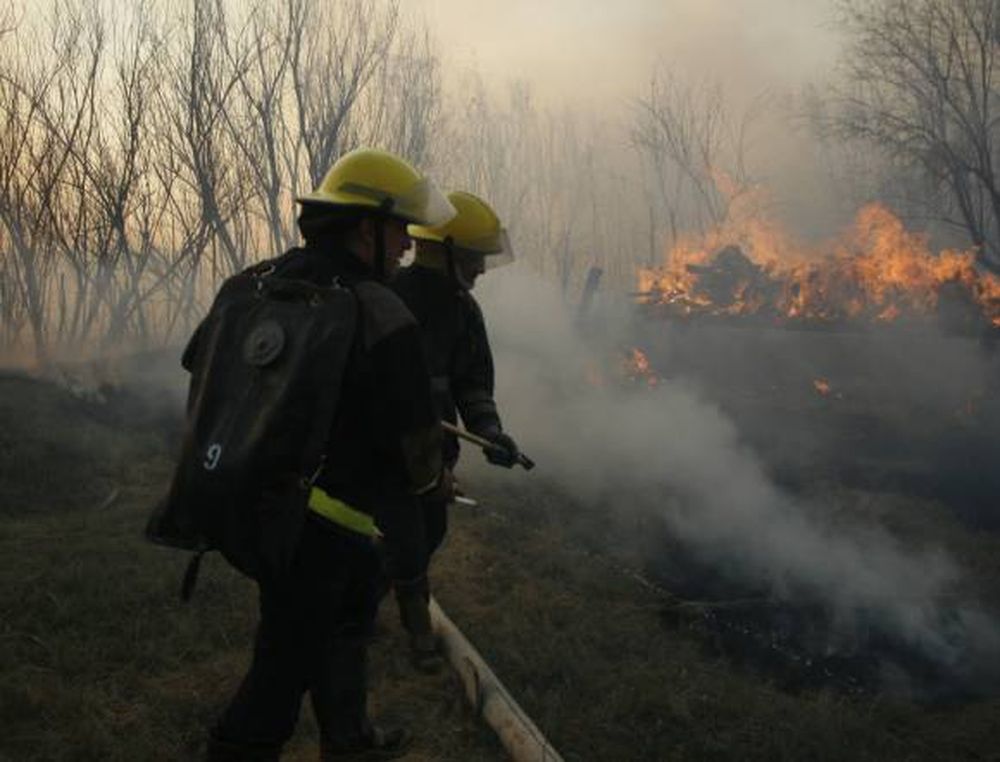 Un incendio forestal dejó sin luz a parte de Zonda